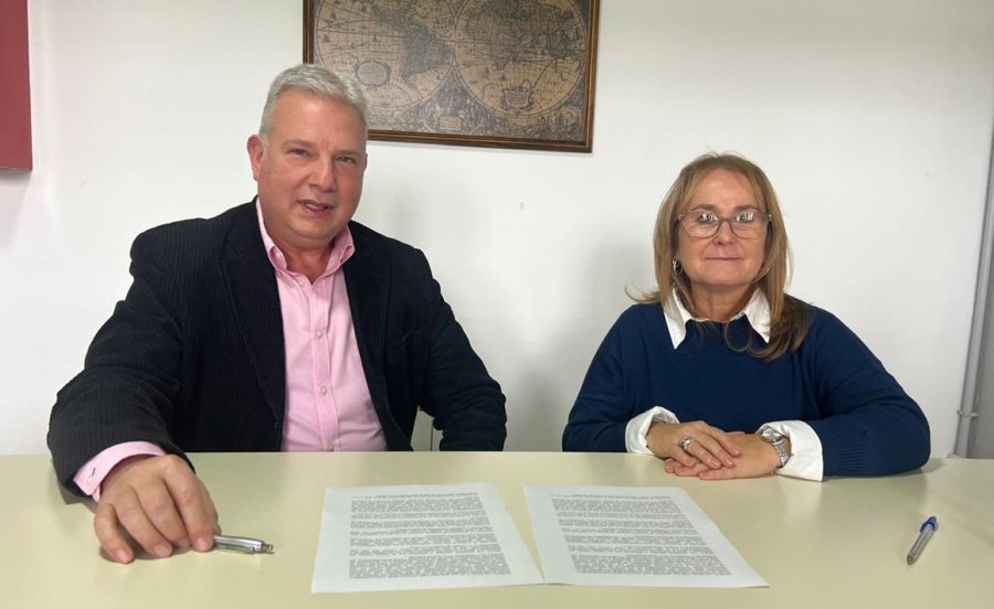 El Dr. Paul Schvarzstein y la Licenciada Laura Culzoni durante la firma del convenio.
