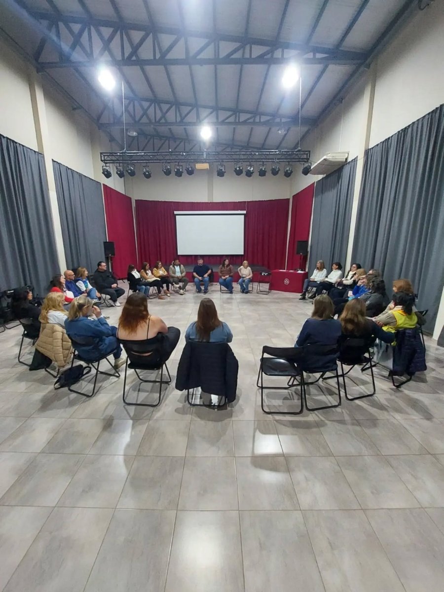 Autorides municipales y representantes escolares durante el encuentro.