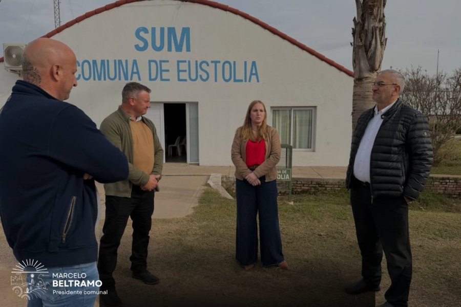 Reunidos frente al SUM comunal.