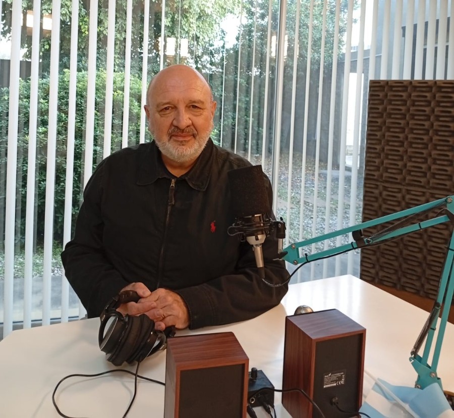 N&eacute;stor Clivati en el estudio de Radio El Espectador, uno de sus espacios naturales. (FOTO LA OPINI&Oacute;N)