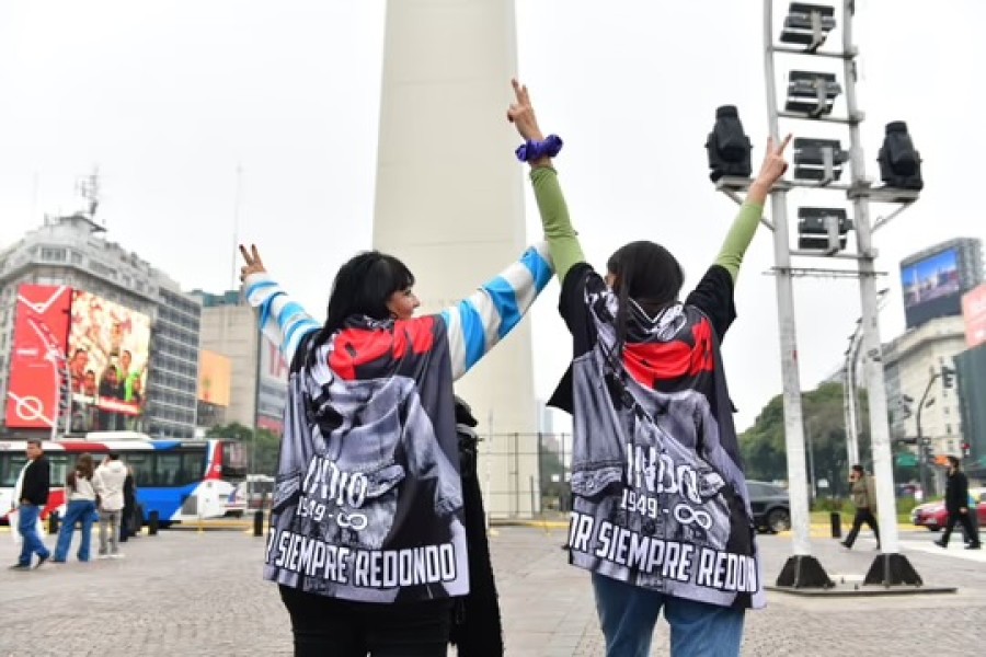 Banderazo en el Obelisco para recordar al Indio Solari.