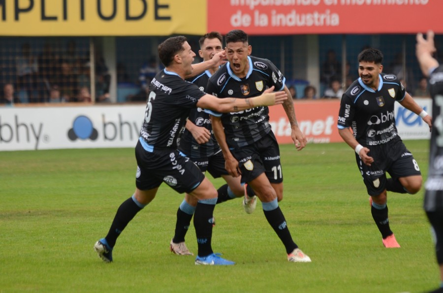 MAURO QUIROGA CELEBRA EL GOL. LA CREMA SE IMPUSO CON LO JUSTO A COLEGIALES