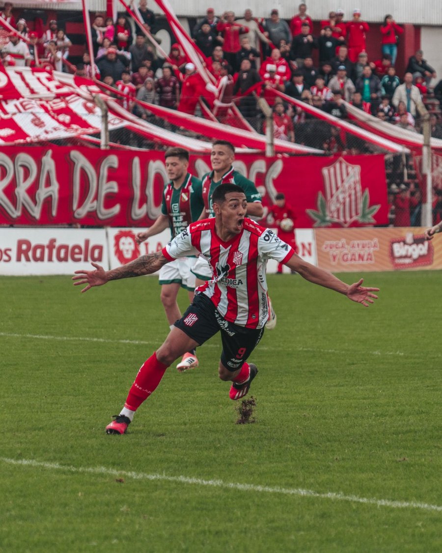 CON AUTORIDAD. Troncoso festeja tras convetir el penal.