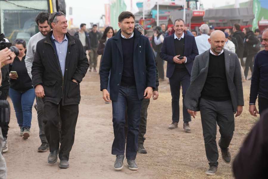 EN AGROACTIVA. Pullaro entreg&oacute; creditos por 116 mil millones para capital de trabajo, inversi&oacute;n productiva, maquinaria, innovaci&oacute;n tecnol&oacute;gica, turismo regional y diversos proyectos para la provincia.