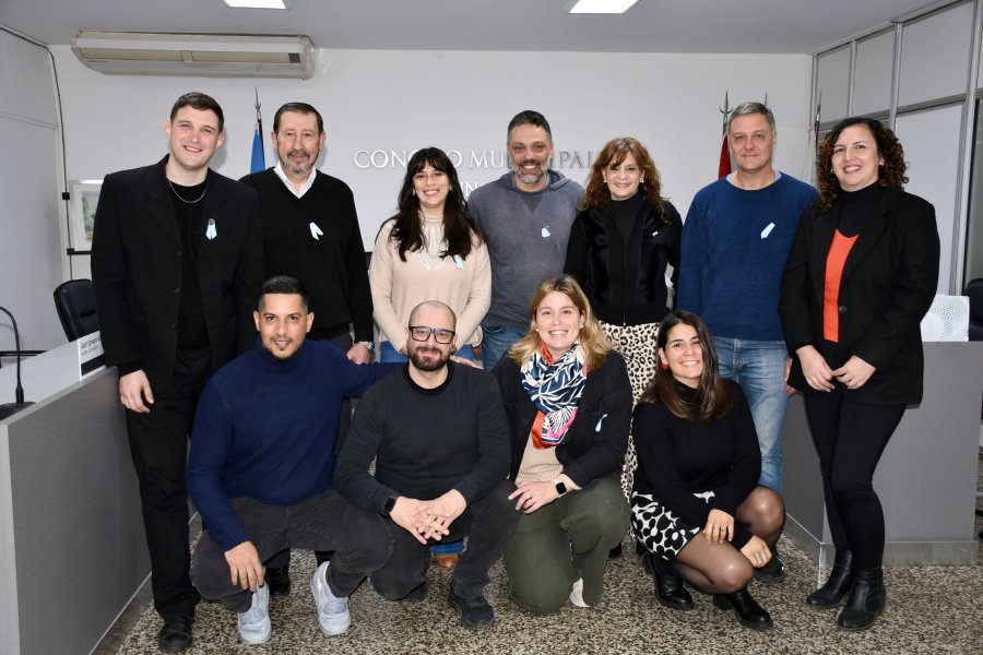 Los ediles y los organizadores durante el acto realizado en el recinto de sesiones.