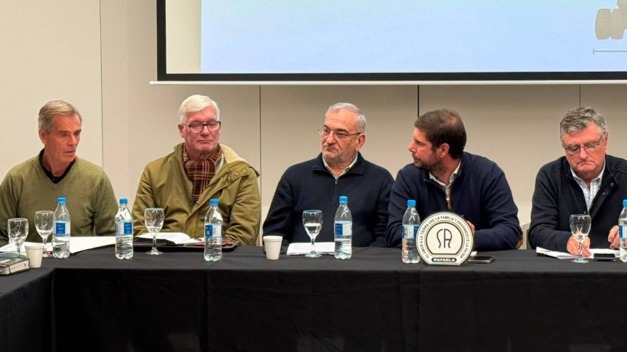 El presidente de la Sociedad Rural, Leonardo Alassia, encabez&oacute; el encuentro al que asistieron el senador Alcides Calvo y el director de Vialidad Provincial, Pablo Seghezzo, entre otros.