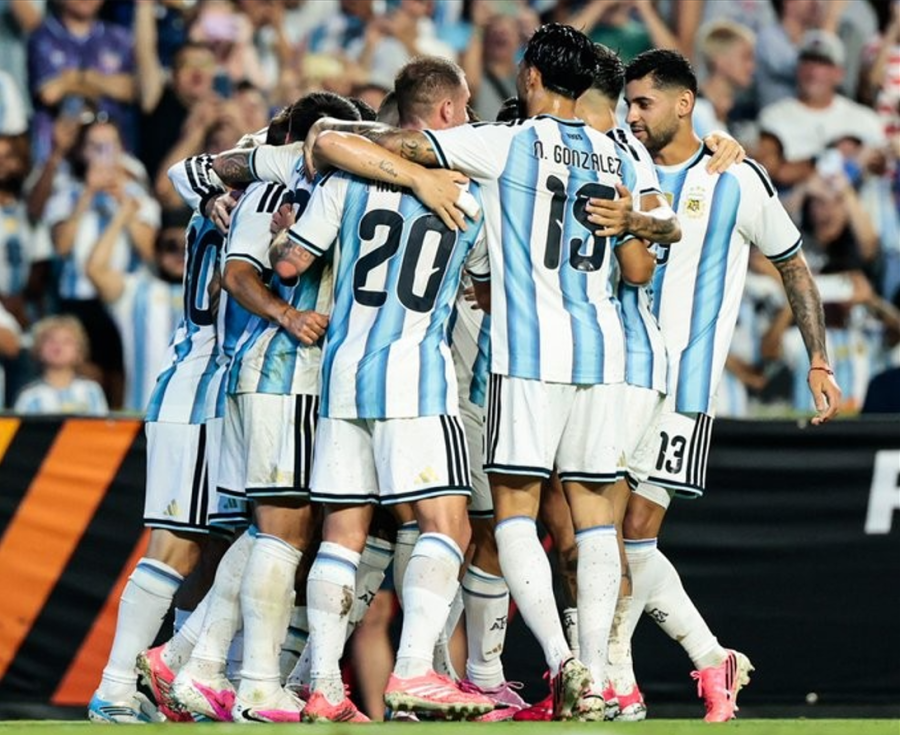 Todos juntos, los jugadores argentinos durante el partido frente a Islandia, el martes pasado.