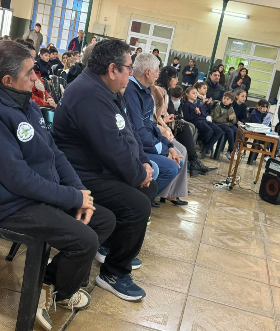 El sal&oacute;n de actos colmado respondi&oacute; a la convocatoria.