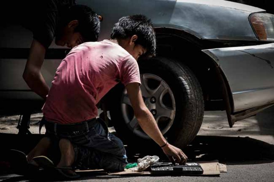 Es una triste y cruda realidad de muchos países en todo el mundo, donde los niños y jóvenes son obligados a trabajar desde edades muy tempranas.