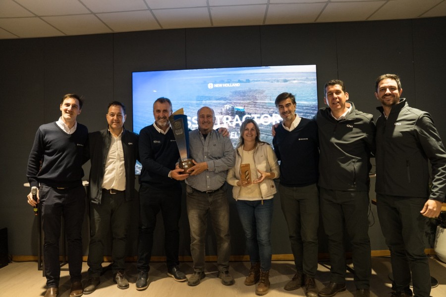 El acto en el que New Holland entrega el reconocimiento a la empresa rafaelina Grosso Tractores. (FOTO PRENSA GROSSO TRACTORES)