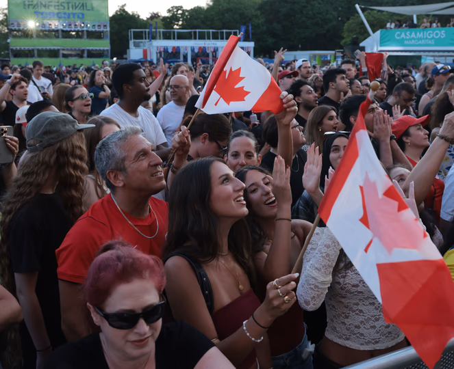 Alanis Morissette cant&oacute; el himno.