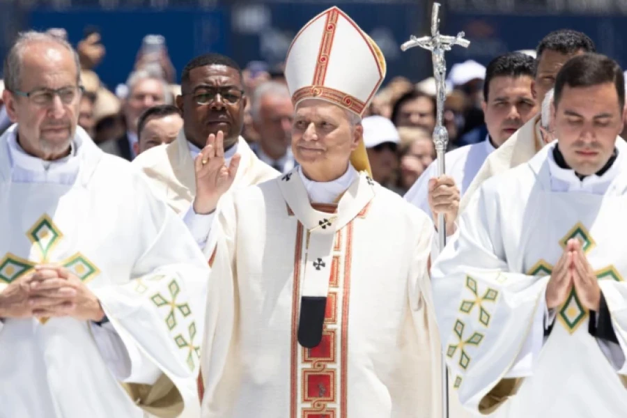 Papa Le&oacute;n XIV junto a varios sacerdotes, en Tenerife.