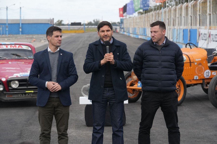 El intendente Leonardo Viotti, el gobernador Maximiliano Pullaro y el presidente de Atl&eacute;tico, Francisco Paravano. (FOTO PRENSA AR)