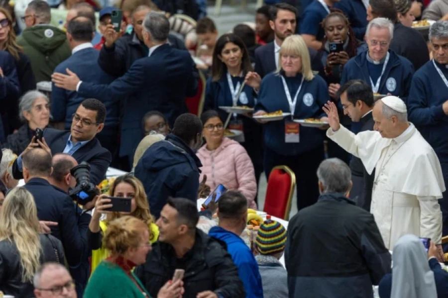 El Papa bendice la mesa en la Jornada Mundial de los Pobres 2025.