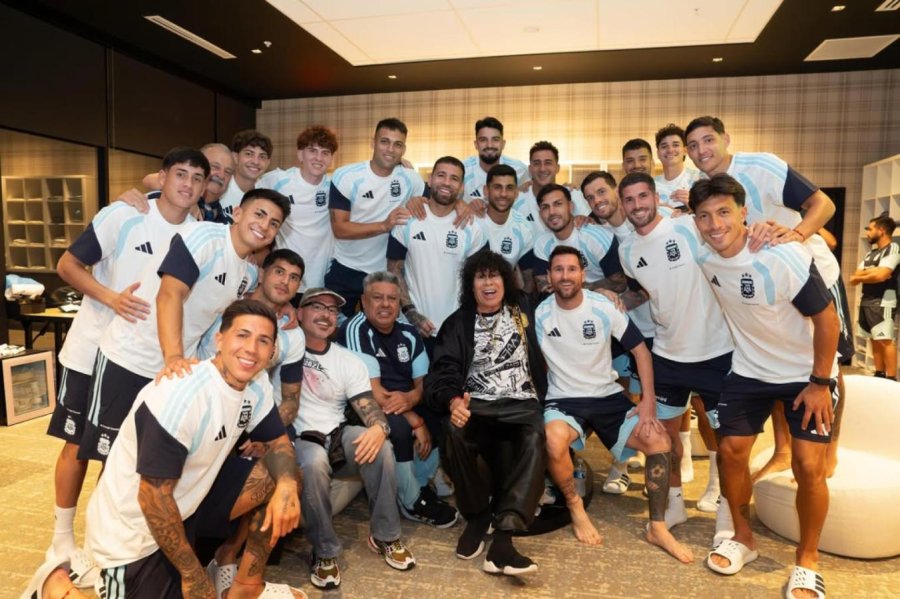 LA MONA JIMENEZ JUNTO AL SELECCIONADO ARGENTINO