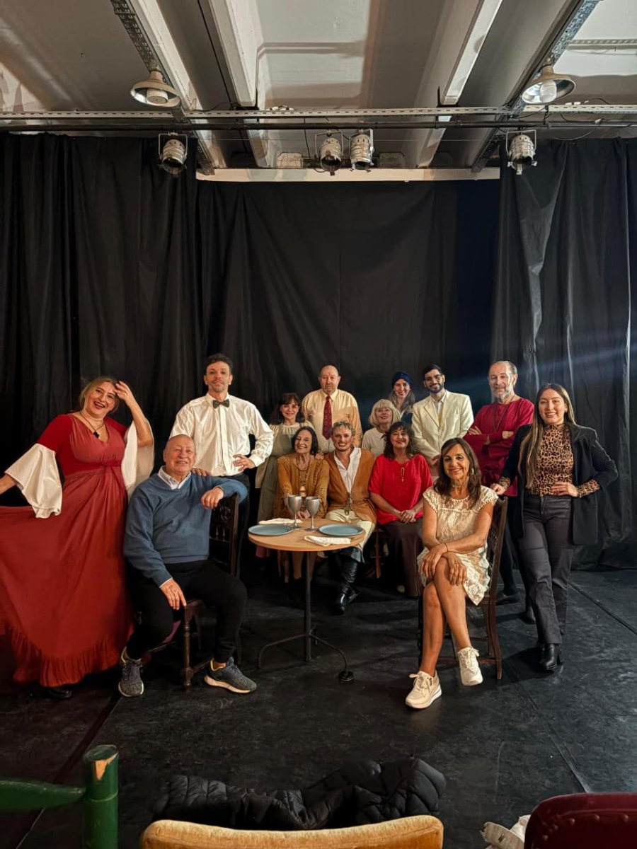 Grupo teatral Alas, los protagonistas junto al director.