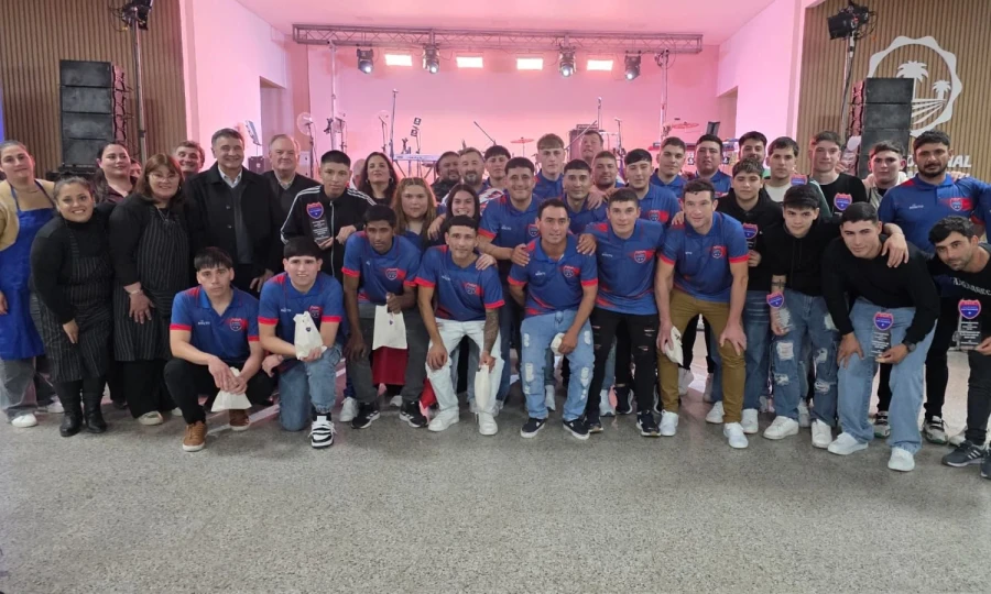 Los campeones y gente del club junto a los legisladores
