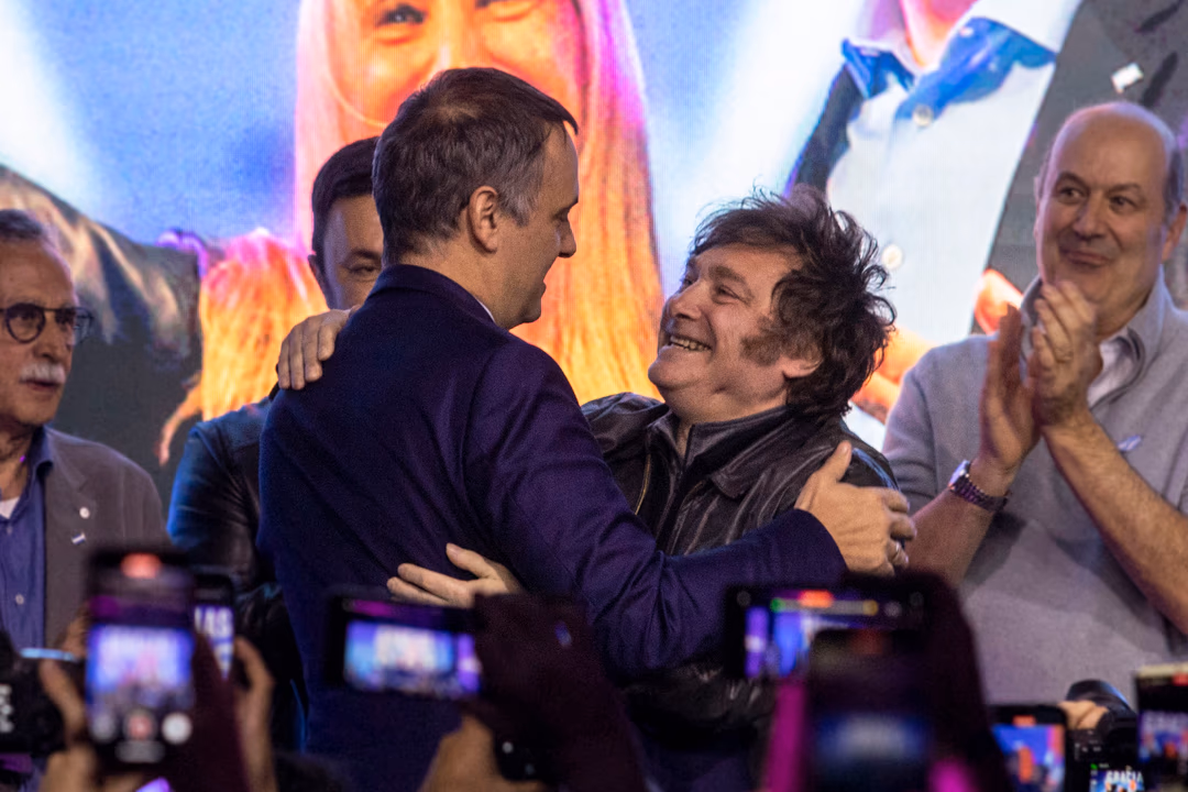 El presidente Javier Milei junto al jefe de Gabinete, Manuel Adorni.
