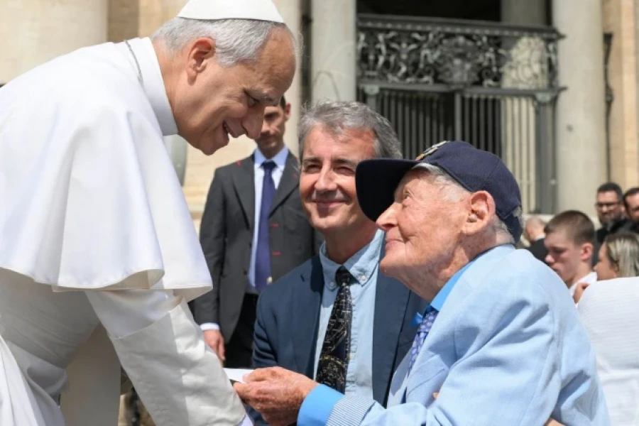 El Papa Le&oacute;n XIV saluda a un anciano durante una Audiencia General.