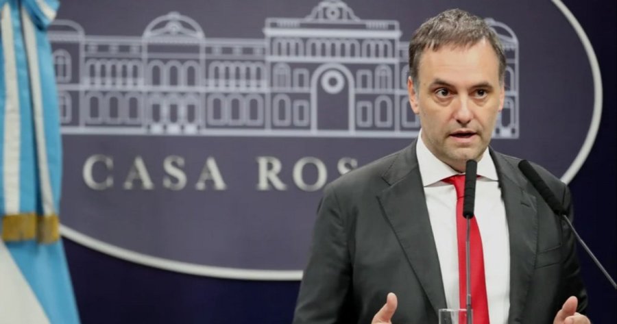 BAJO AL LUPA. El cada vez m&aacute;s cuestionado jefe de Gabinete, Manuel Adorni.