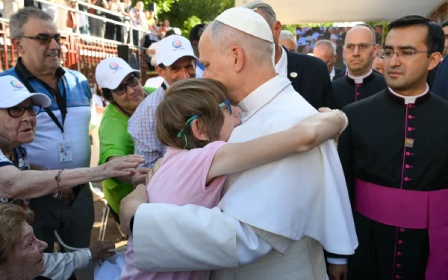 Olga abrazó al Papa León XIV en Madrid.