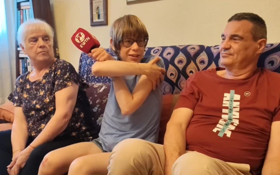 Durante la entrevista Olga representa el abrazo.