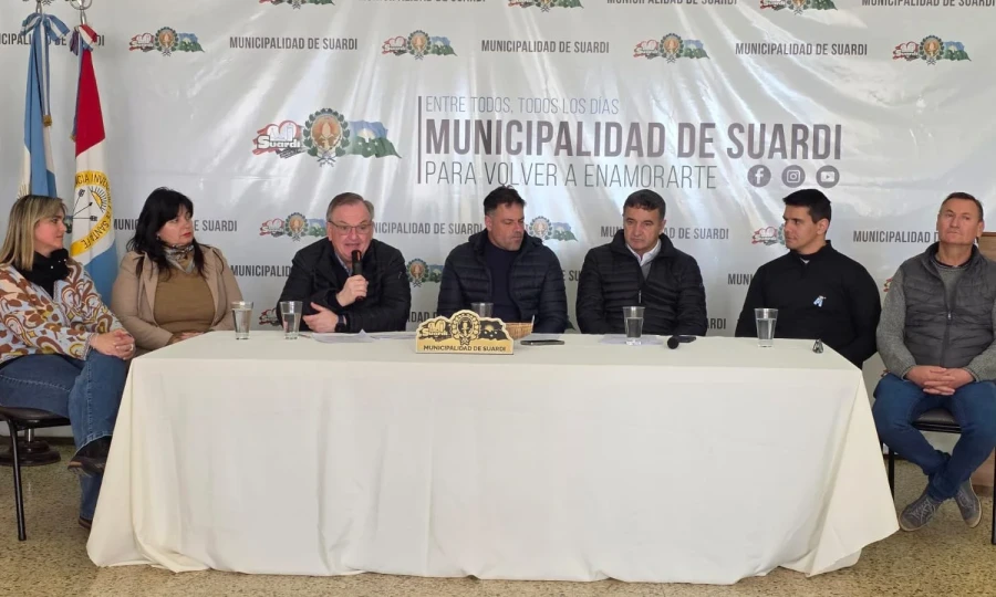 Las autoridades que presidieron el acto.