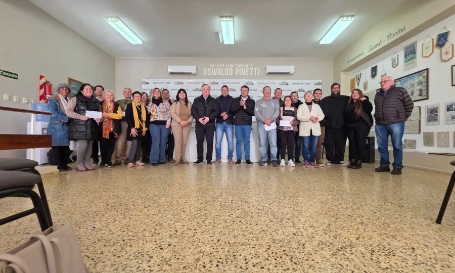Autoridades junto a los beneficiarios.