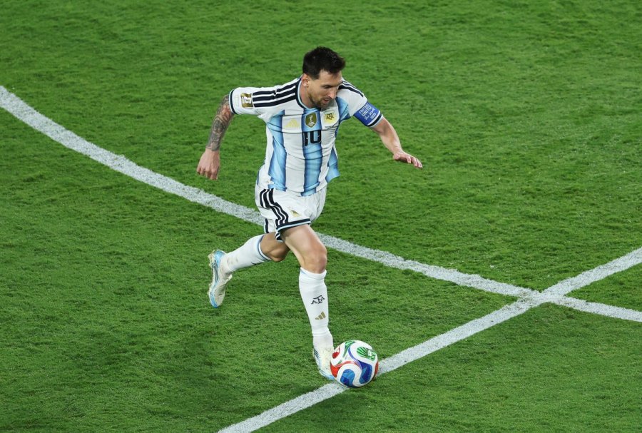 PELOTA AL PIE. El astro argentino en uno de sus avances.