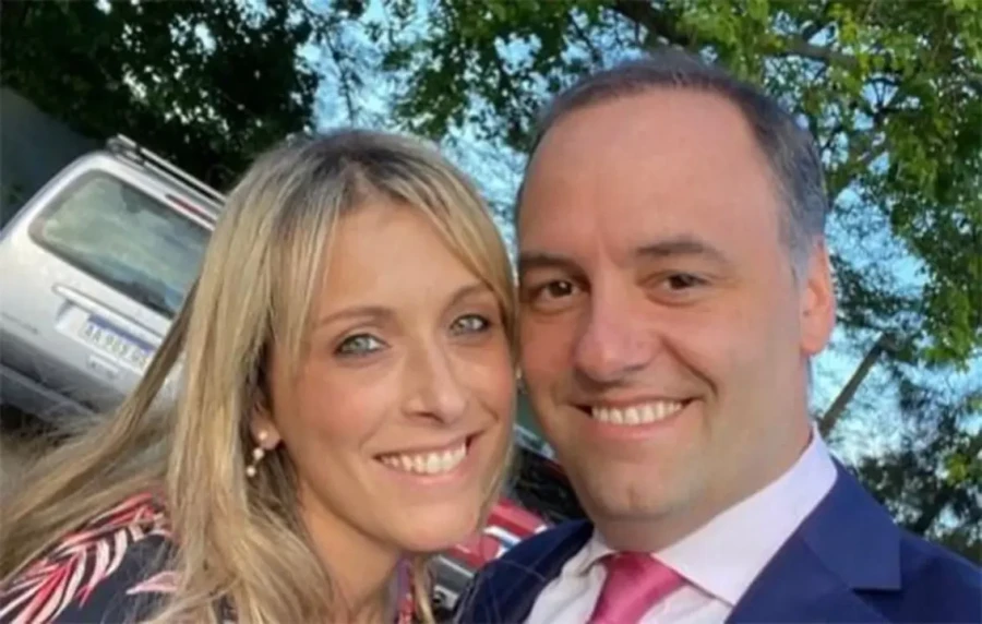Manuel Adorni junto a su esposa, Bettina Angeletti.