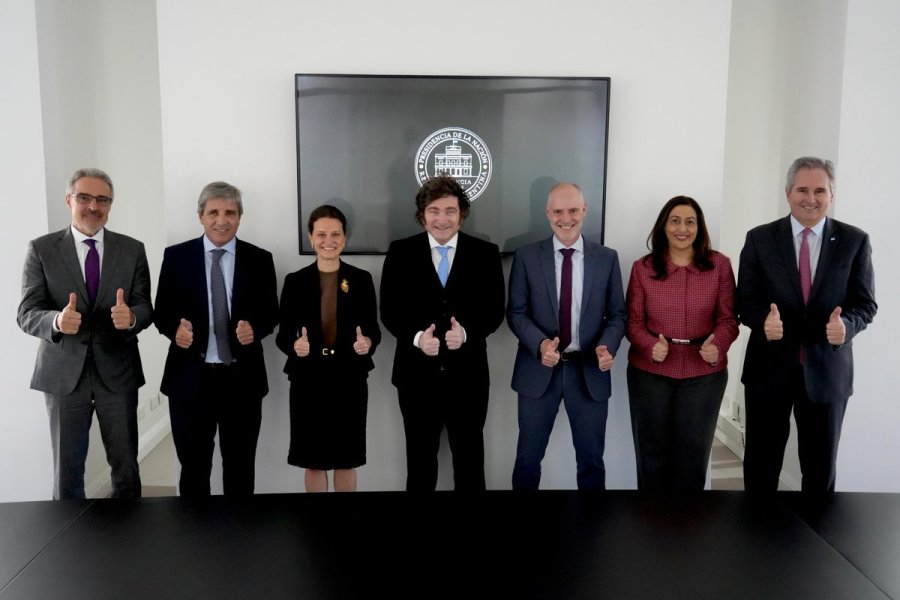 EN LA QUINTA DE OLIVOS. Milei, acompa&ntilde;ado por el Ministro de Econom&iacute;a, Luis Caputo, y el Canciller, Pablo Quirno, recibi&oacute; a la vicepresidente para Am&eacute;rica Latina y el Caribe del Banco Mundial.