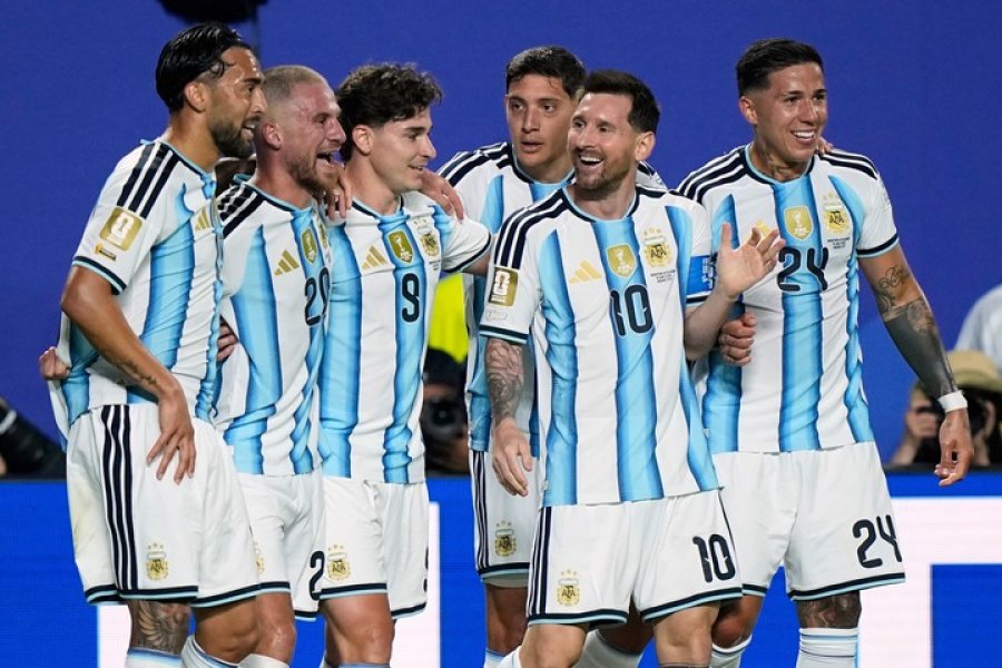 Con una actuaci&oacute;n estelar de Messi, la Selecci&oacute;n argentina gole&oacute; 3-0 a Argelia en su debut en el Mundial
