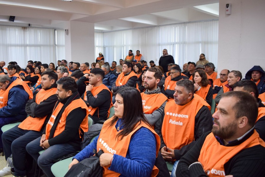 Delegados del SEOM colmaron el recinto del Concejo durante la reuni&oacute;n. (FOTO PRENSA SEOM)