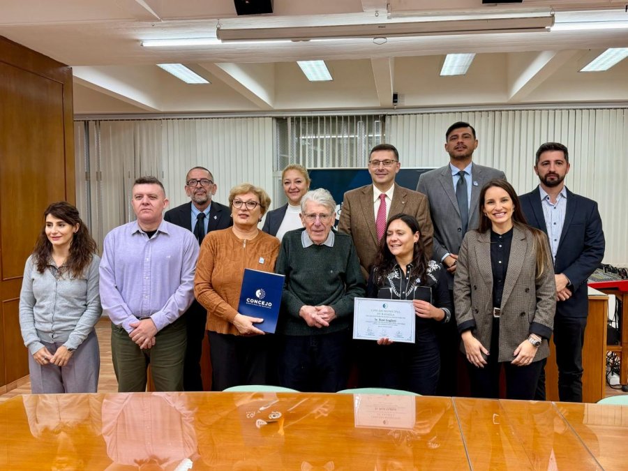 RECONOCIMIENTO. Los ediles homenajearon a Ren&eacute; Gagliesi por su aporte y compromiso institucional con la comunidad rafaelina.