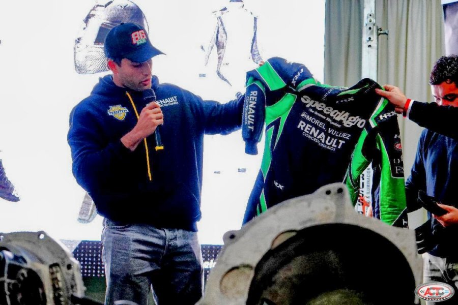 La indumentaria reglamentaria que utiliza el piloto Ignacio Fa&iacute;n.