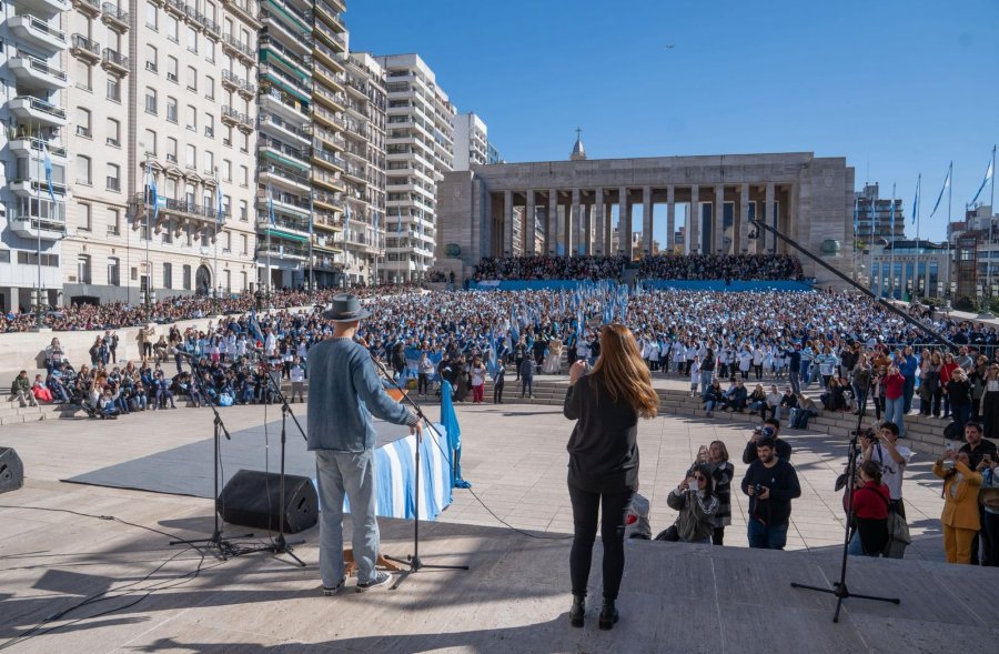 ACTIVIDAD SIMBOLICA. Abel Pintos plant&oacute; este viernes el &aacute;rbol n&uacute;mero un mill&oacute;n de la campa&ntilde;a &ldquo;Por una Am&eacute;rica Latina M&aacute;s Verde&rdquo; y comparti&oacute; un emotivo encuentro con alumnos en el Monumento.