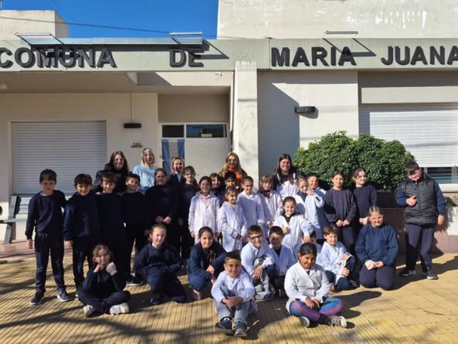 El contingente frente al edificio comunal.