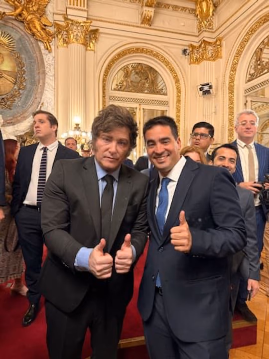 El presidente Javier Milei y el flamante vocero presidencial, Adri&aacute;n Ravier.