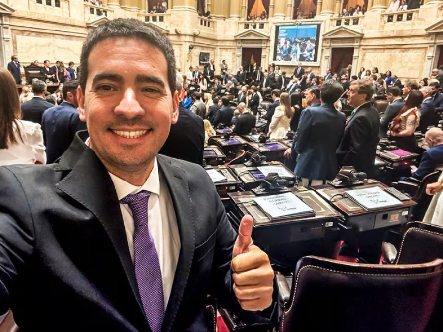 NUEVO FUNCIONARIO. El economista Adri&aacute;n Ravier asumir&aacute; la responsabilidad de encabezar las conferencias de prensa y coordinar la comunicaci&oacute;n oficial del Gobierno de Javier Milei.