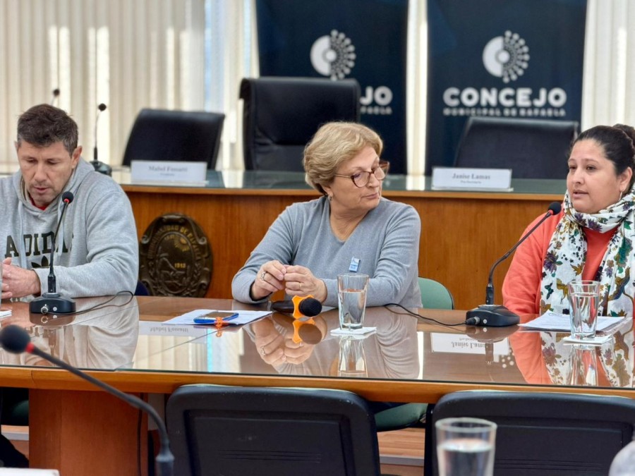 La presidenta del Concejo, Mabel Fossatti, junto a dos vecinos de barrio Mora.