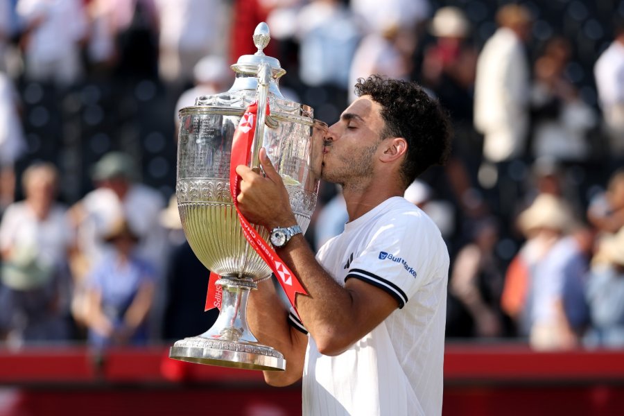 SO&Ntilde;ADO. El trofeo besado por el argentino.