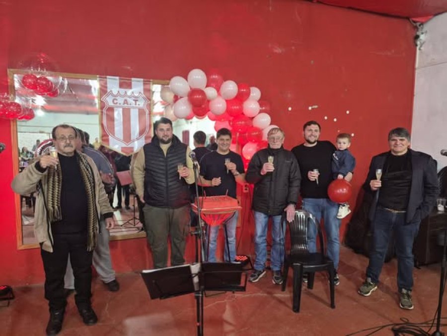La directiva del club durante el festejo.