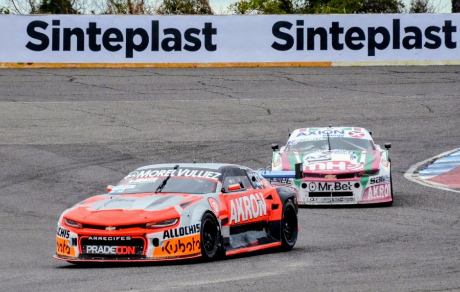 Aguirre seguido por Colapinto en la final del TC en Rafaela.