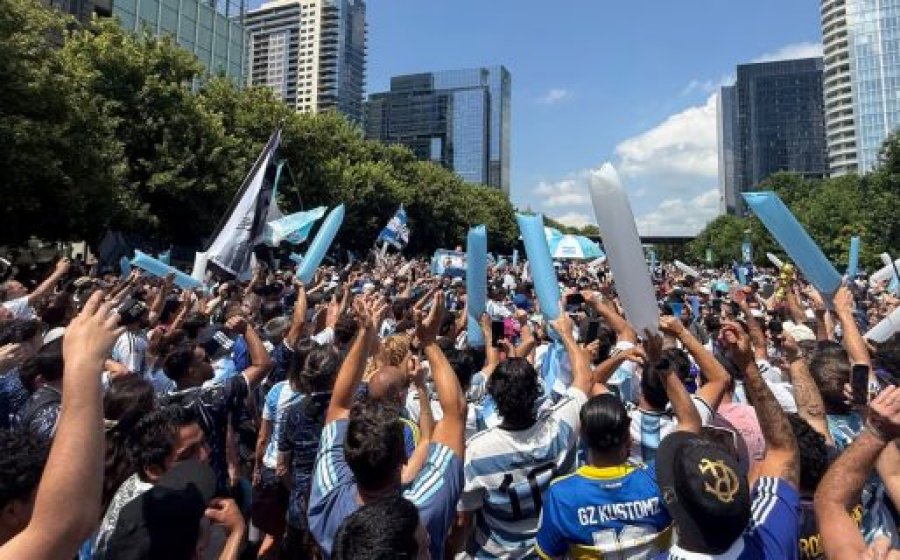 LOS HINCHAS ARGENTINOS COPARON DALLAS
