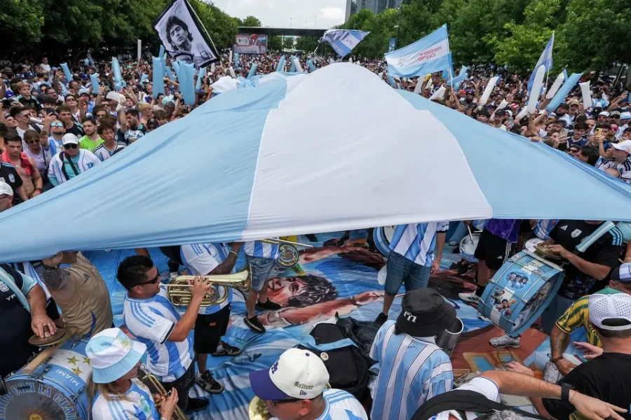 El estadio Klyde Warren de Dallas tembl&oacute; el domingo por la tarde cuando los aficionados argentinos participaron de un gran banderazo.