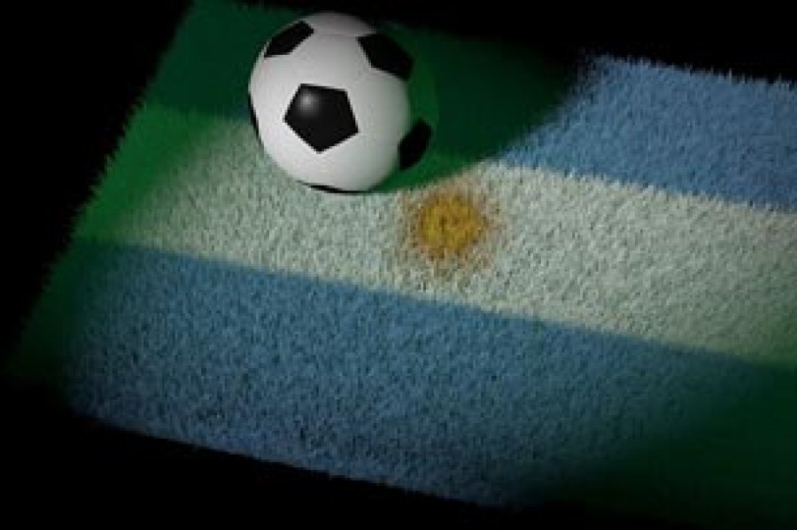 En una fecha que los argentinos tienen puesta su ilusi&oacute;n en la seleccio&acute;n de f&uacute;tbol se homenajea a los futbolistas .