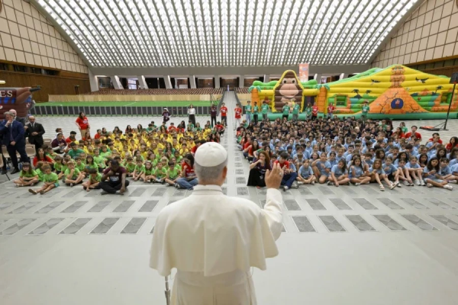 El Pont&iacute;fice dialogando con los ni&ntilde;os del campamento de verano en el Vaticano.