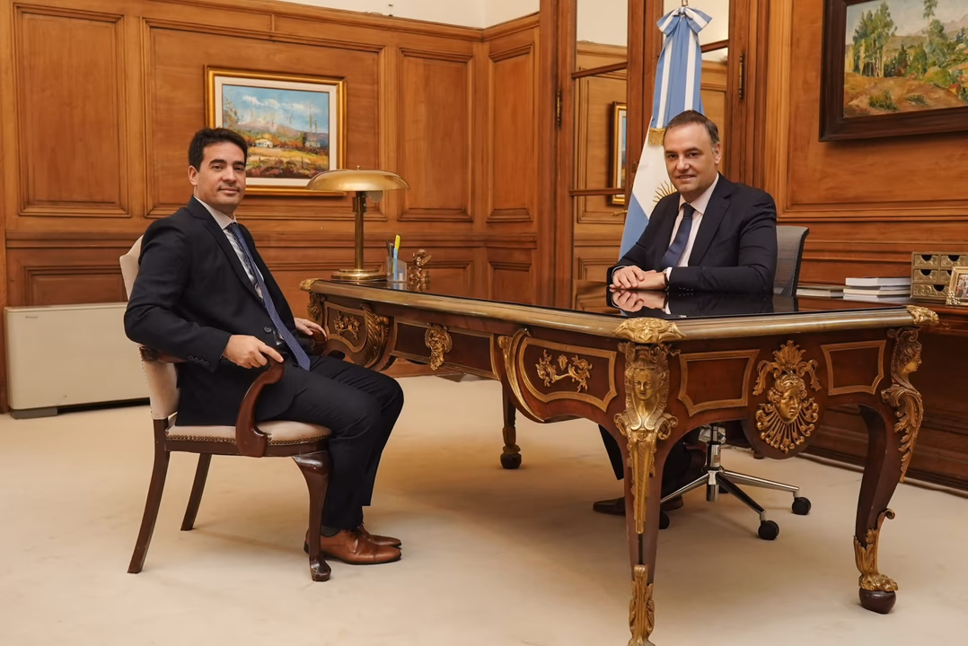El vocero presidencial, Adri&aacute;n Ravier, y el jefe de Gabinete, Manuel Adorni.