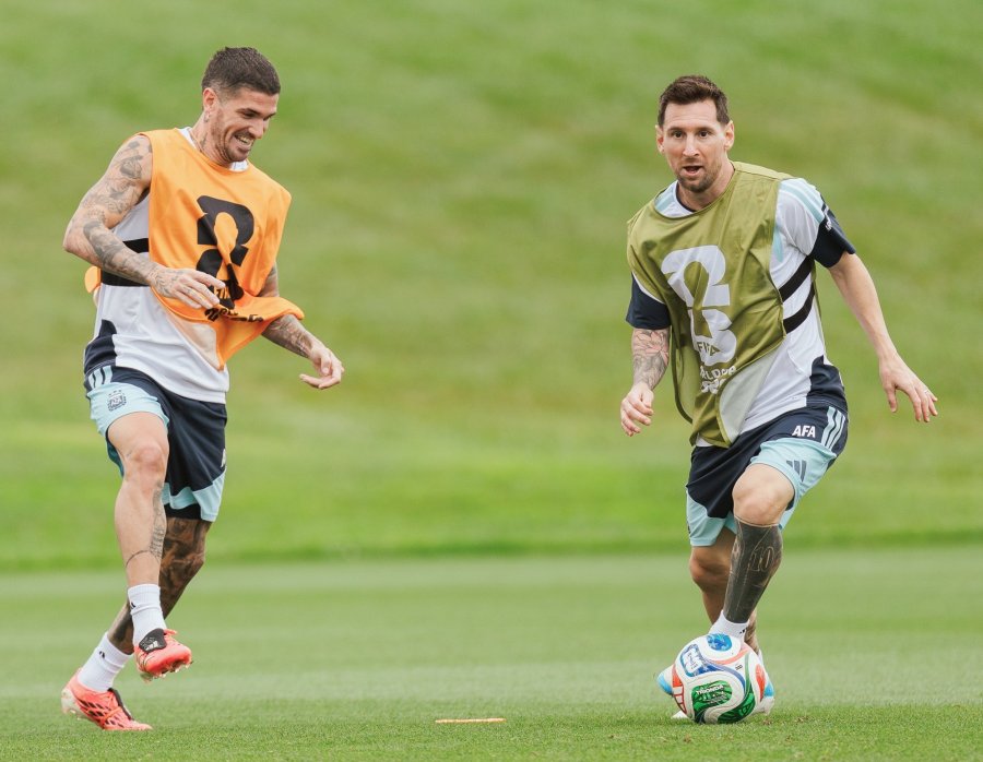 POR OTRA ALEGRIA. De Paul y Messi en la &uacute;ltima pr&aacute;ctica.