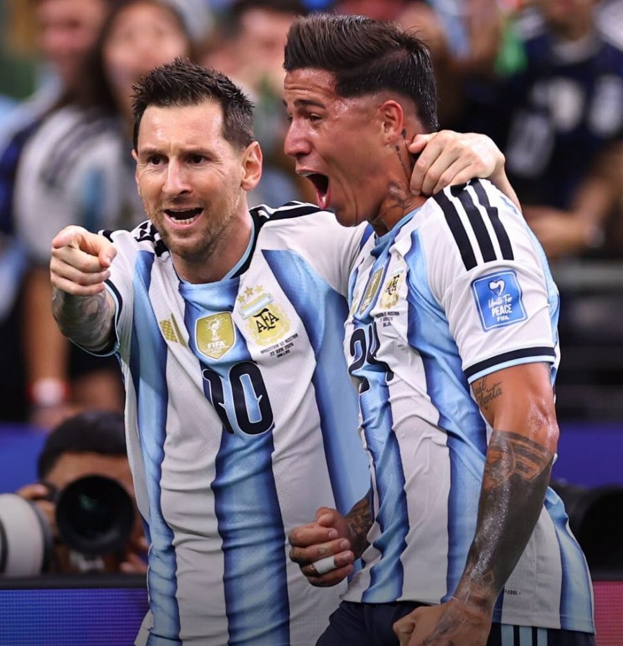 MAGIA EN DALLAS. Messi y Enzo Fern&aacute;ndez en el festejo.
